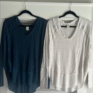 Free People Women's V-Neck thermal soft long sleeve shirts Set - Blue and White